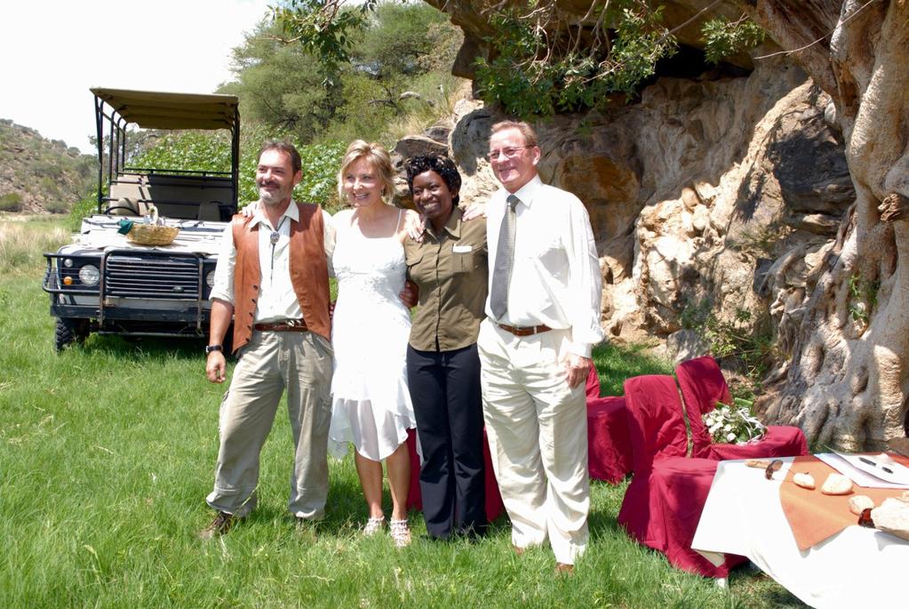 TRÄUMEN unser Arrangement für Ihren großen Moment Okapuka Ranch - heiraten nahe Windhoek Trauung & Unterkunft in der rustikalen Game Lodge 3-Tage Namibia Was Sie erwarten dürfen: Unweit von Windhoek