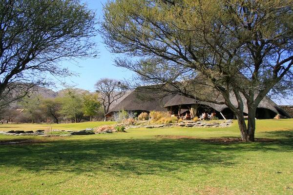 WOHLFÜHLEN Ihr zu Hause für den großen Moment Okapuka Ranch 3-Sterne Windhoek Lage & Ambiente Nur 30km Fahrt nordöstlich von Windhoek.