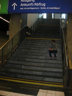 Handlauf vorhanden: beidseitig Treppe hell und blendfrei ausgeleuchtet.