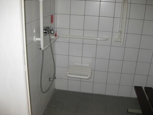 Terminal A Ankunftsbereich (1/323) Dusche im Tür bzw.