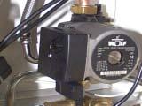 Auswahl der Pumpenstufe Die Gasbrennwertzentrale ist entweder mit einer 3-stufigen Pumpe oder mit einer modulierenden Pumpe ausgerüstet.