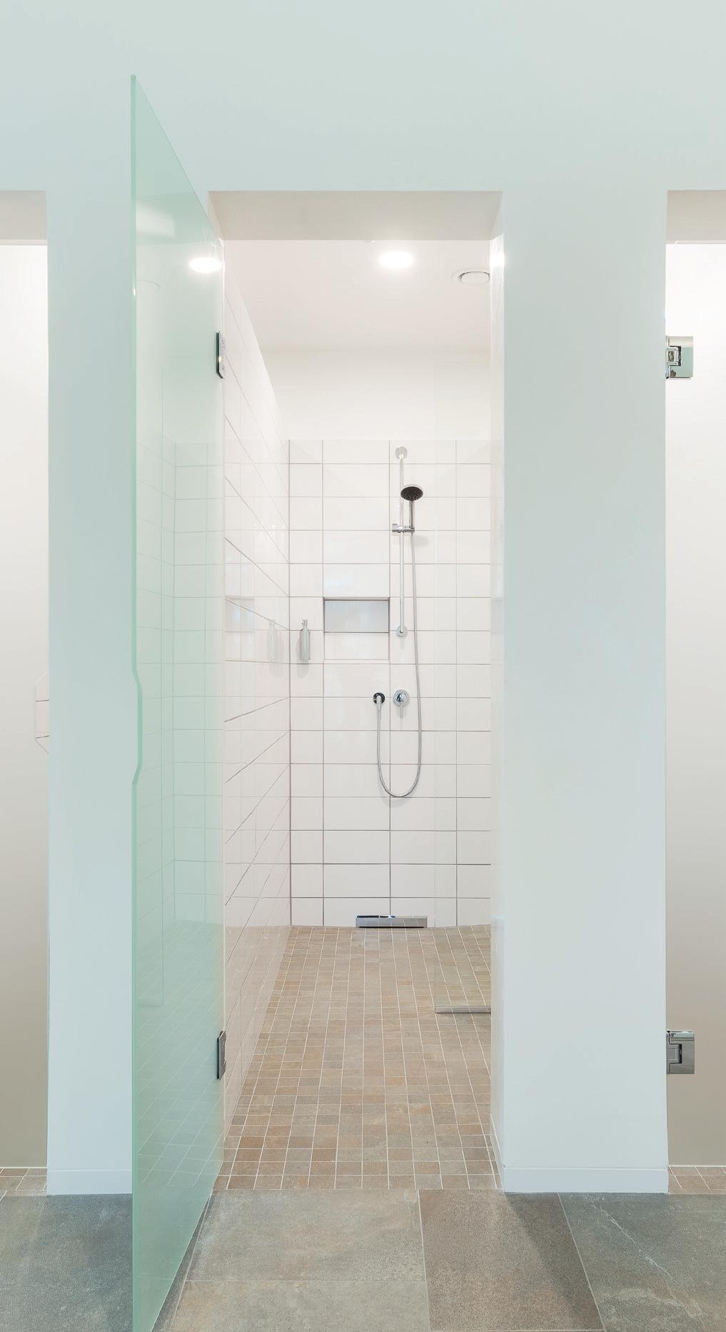Da Toiletten und Kabinen durch Wände getrennt sind, muss daher eine sehr individuelle Lichtlösung gefunden werden. Präsenzmelder senken den Energieverbrauch.