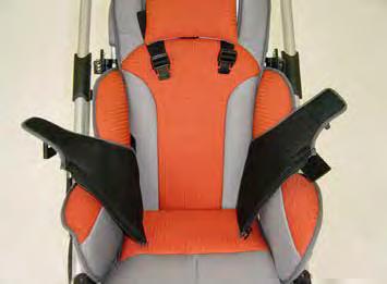 Die Befestigungslaschen der Sitzhose zwischen Sitz- und Rückenpolster durchstecken, um die hintere Sitzkante schlagen und mit den Rechteck-Ringen mit Kunststoffschlaufe, den Linsen-