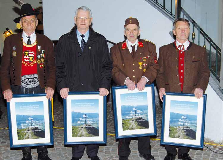 Neues aus Kolsassberg Ehrung verdienstvoller Bürger der Gemeinde Kolsassberg Anlässlich einer Feierstunde wurde an verdienstvolle Persönlichkeiten Ehrenring und Ehrennadeln verliehen.