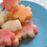 Melonen in Scheiben schneiden und die Kerne entfernen. Mit den Förmchen Blümchen aus den Scheiben ausstechen.
