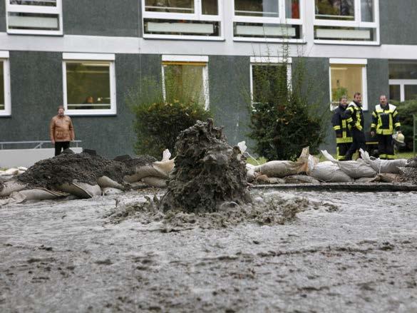 Erdwärmebohrung 6.000 Liter Wasser pro Minute fluten Wiesbaden Extremsituation am Wasserloch in Wiesbaden - auch Geologen ratlos (05.