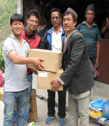 Decken, Transport Plastikplanen, Hilfslieferungen und Gemüseöl wurden Reis, an 130 Familien verteilt.