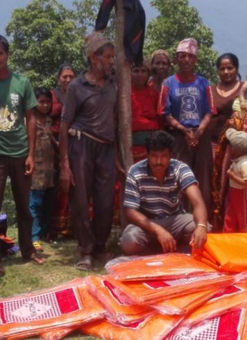 Kaski und das Kathmandu Tal Hilfsgüter wurden in vier verschieden Orten im Tal von Kathamdu verteilt.