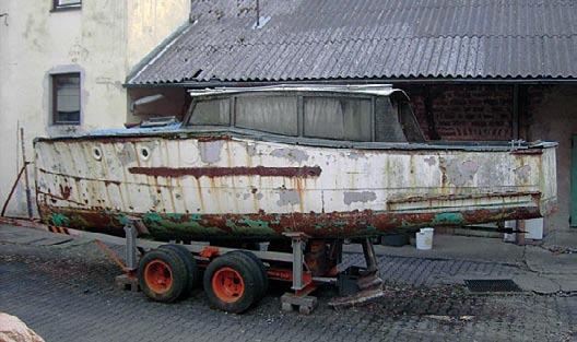 Marlene Backdecker 8,00 m 2003-2004 Bootsgeschichte auf 8 Metern Länge: Genieteter Stahlrumpf, weinrot abgesetztes
