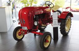 Diesel Junior 4, den unser Mitarbeiter Steffen Jung in 2-jähriger Bauzeit liebevoll in Eigenarbeit restauriert hatte. Dieser Schlepper wurde 1958 gebaut und es gab lediglich 150 Exemplare davon.