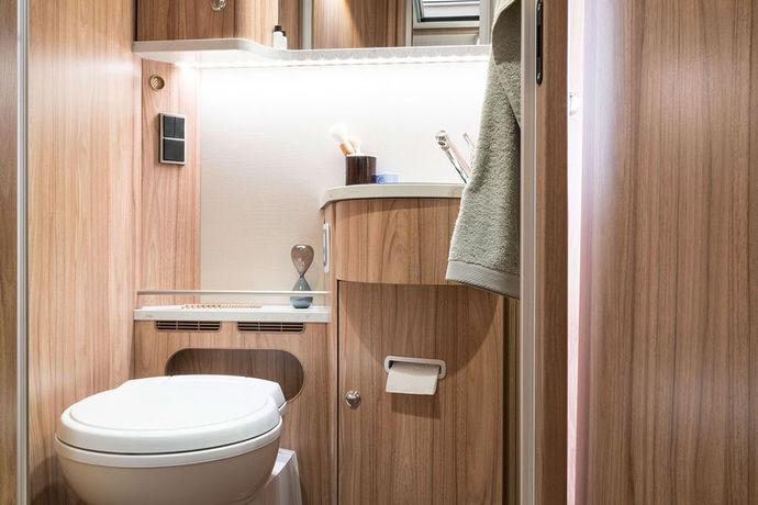 Die Dusche ist serienmäßig mit einem hochwertigen Holzlattenrost ausgestattet.