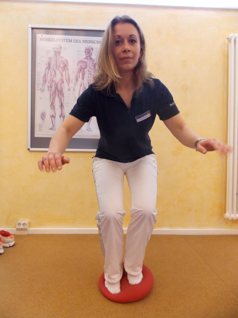 Übungen zur Stabilisierung des ganzen Körpers und Gleichgewichtstraining Übung 3 Beide Füße auf Ballkissen, gerader Rücken,