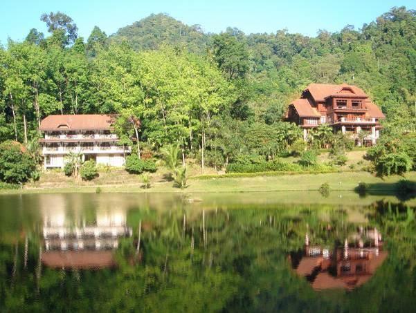 Der riesige Pool unseres Hotels lädt zum Baden und Entspannen ein. F M 9. Tag Morgendlicher Ausflug auf den Chiew Larn Lake 7.