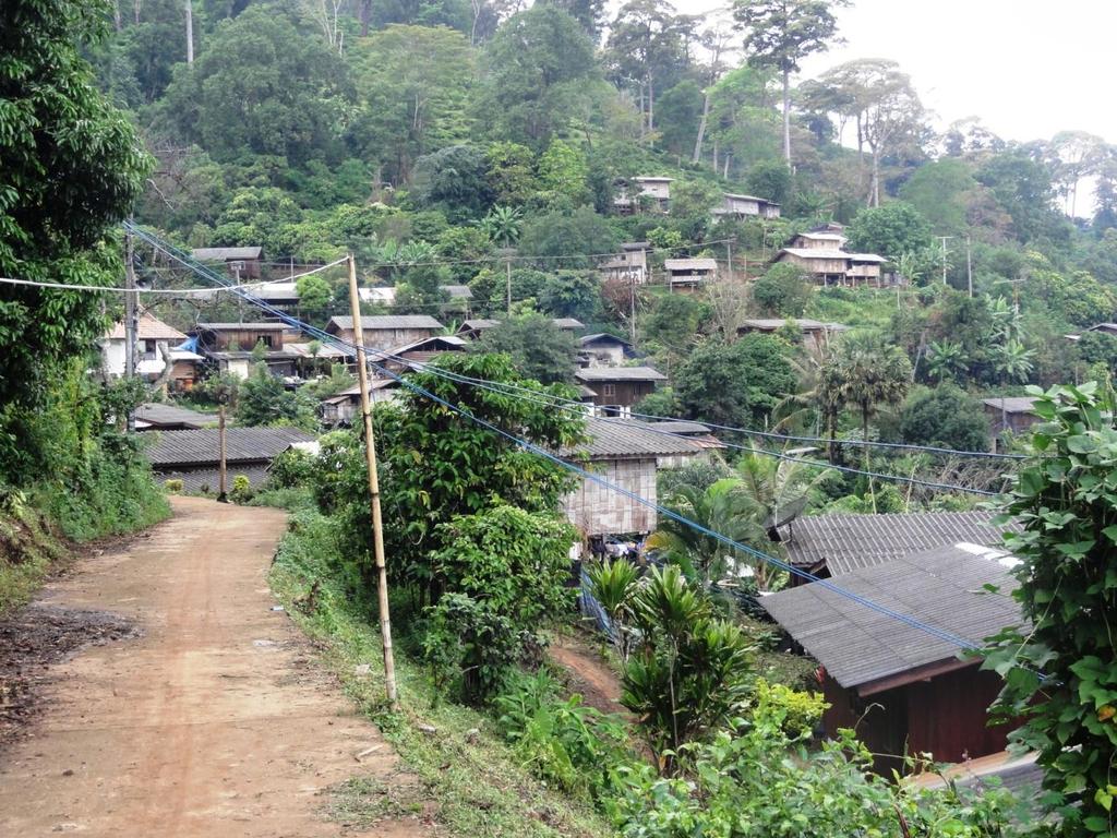 Das Dorf liegt an links und rechts eines einem kleinen Pass an den Hängen der Berge.