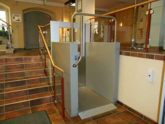 WC und zur Gepäckaufbewahrung Über die Rampe sind zu erreichen: Rundgang im Museum Aufzug von der Außentür zum Museum