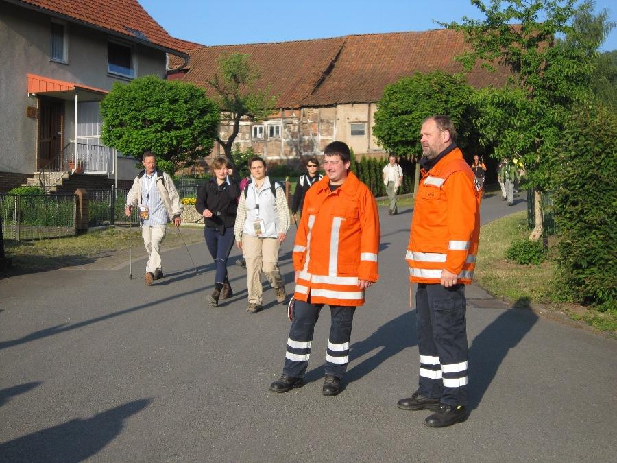 Die Freiwillige Feuerwehr und Radscouts sichern die Straßenübergänge.