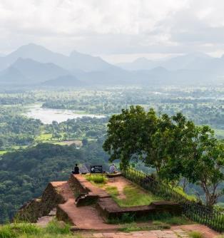 9. Tag: Sigiriya-Festung, Ayurveda-Geheimnisse und Freizeit Am frühen Morgen erklimmen wir die vielen Stufen zur sagenumwobenen Felsenfestung von Sigiriya.