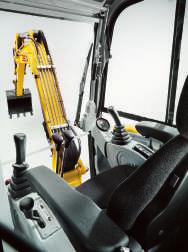 Beim 38Z3 kann die Kabine auch gekippt werden. 3 Ein Arbeitsplatz mit Überblick und besonderem Komfort: der Fahrersitz kann 5-fach verstellt werden.
