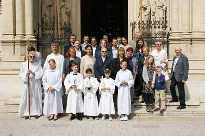 Viele Verwandte der Kinder kamen, um mit den Erstkommunionkindern dieses große Fest zu feiern. Sehr lebendig feierte Prälat Rudolf Schütz am 6.