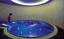EXKLUSIV BEI UNS: SOLE-KLANGRAUM & ALPHALIEGE SOLE-KLANGRAUM Im Sole-Klangraum lassen Sie sich in einem Wechselbad von Licht und Farben in einem mit Alpensalzwasser gefüllten Bassin treiben.