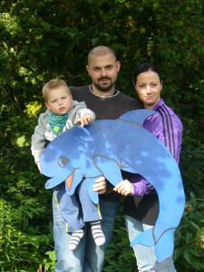 Anthony und seine Eltern hoffen das Ziel Delfintherapie bald zu erreichen Wer dem kleinen Anthony durch Spenden oder liebe aufmunternde Zeilen helfen möchte, kann sich an den OELDER