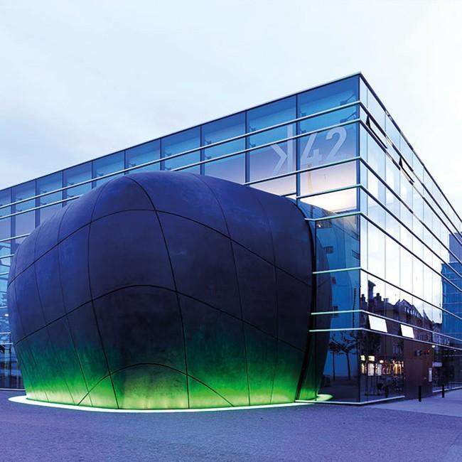 REFERENZLISTE IMMOBILIEN MEDIENHAUS K42 HOCHSCHULE BIBERACH BERUFSSCHULZENTRUM Nach nicht einmal zweijähriger Bauzeit konnte das neue Friedrichshafener Medienhaus "K42" komplett geplant, projektiert