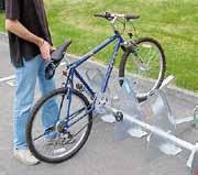 Fahrradständer PedalParc Wartehaus basic Modell (PPA) C Genial einfach für müheloses Parken Schonend und sicher fürs Fahrrad Wichtige Vorteile von PedalParc : Platzsparende Hoch- und Tiefstellung