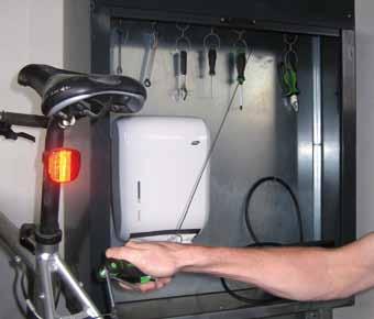 Fahrradservicestation Wartehaus Modell SERVITC Das Werkzeug ist mittels Seilzug an der Servicestation montiert. Die Servicestation ist mit Luftpumpe oder Kompressor erhältlich.