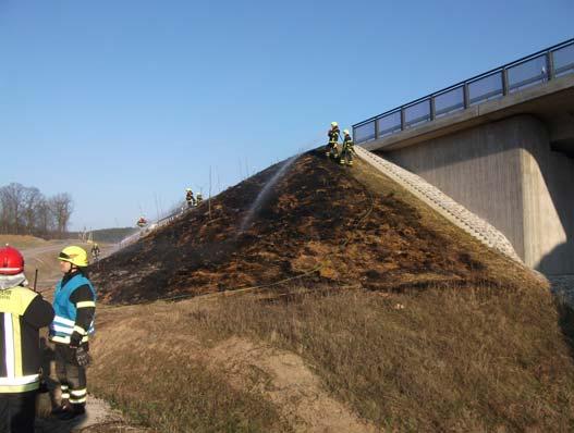 Einsatz-Nr. 35 am 20.03.2012 Auf der neuen B4 kam es am Brückenbauwerk bei Unterwohlsbach zwischen der Ab- Ober-/Unterwohlsbach und der zweigung Autobahnzufahrt zu einem Flächenbrand.