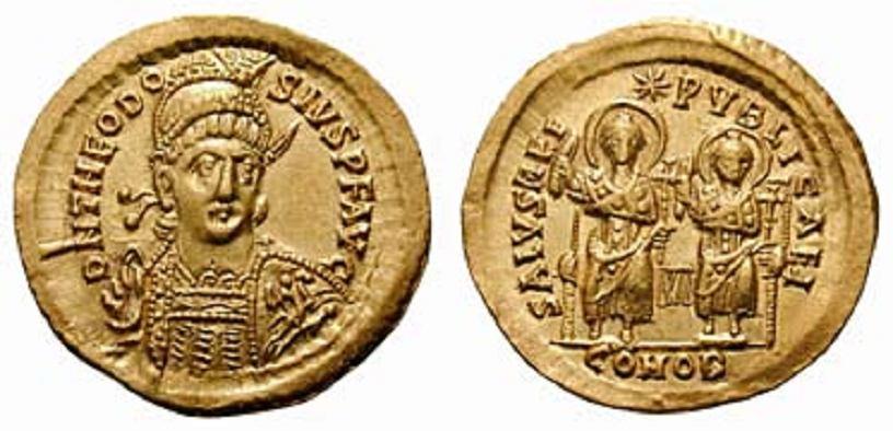 Rv: SALVS REI PVBLICAE // CONOB, Diademierter Theodosius II. thronend von vorne, rechts daneben diademierter Valentinianus III. stehend von vorne.