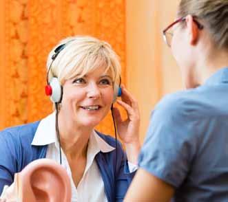 Hörakustiker/in Hörakustiker/innen beraten Kunden hinsichtlich unterschiedlicher Arten von Hörsystemen bzw. Gehörschutz. Dabei gehen sie auf die individuellen Bedürfnisse ihrer Kunden ein.