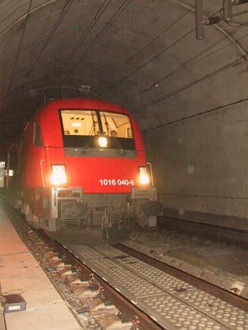 o 6 Einsenkungen der Platte mit Wegaufnehmern, 4 in den Platteneckpunkten, 2 in der Mitte der Plattenlängsseite Messstellen Die oben angegebenen Messgrößen werden an den in der Skizze im Grundriss