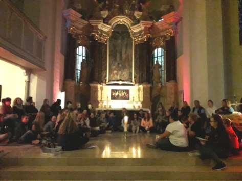 Rund 50 Personen, darunter Konfirmanden und die Jugendgruppe aus Ohlhof und Stephani, trafen sich um 18 Uhr in der Kirche und versammelten sich vor dem Altarraum.