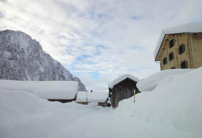 Lawinen- und Skitourenausbildung vom 9. 1. bis 11. 1. 2012 Bereits die Fahrt mit dem Auto durch das Safiental war ein besonderes Erlebnis. Überall wo man hinsah nur Schnee, Schnee und nochmals Schnee.