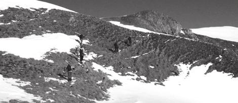 30 Uhr treffen sich 6 Skifahrer und 1 Snowboarder um gemeinsam ein Wochenende im Schnee zu verbringen. Optimistisch ja schon fast euphorisch werden die breiten Latten eingepackt.