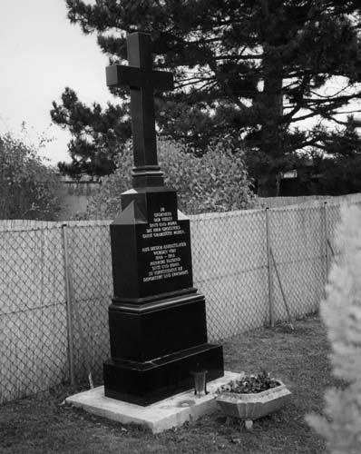 LEBENSGESCHICHTEN BURGENLÄNDISCHER ROMA Grabstein für die im Anhaltelager Lackenbach ermordeten Roma und Sinti im jüdischen Friedhof von Lackenbach Das Mahnmal für die im Lager Lackenbach