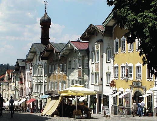 Sehenswert ist das Ensemble der Marktstraße mit den breitgelagerten Häusern der Tölzer Kaufleutefamilien und Patrizier im barocken Stil, welche allesamt mit Fassadenmalereien