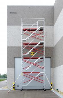 TREPPENGERÜST ALU- FAHRGERÜSTE TreppenGerüst 5300 Das Treppengerüst 5300 (1,35 m x 2,45 m) ist ein ideales Gerüst, um auf sichere und ergonomische Art und Weise an hoch gelegenen Arbeitsplätzen