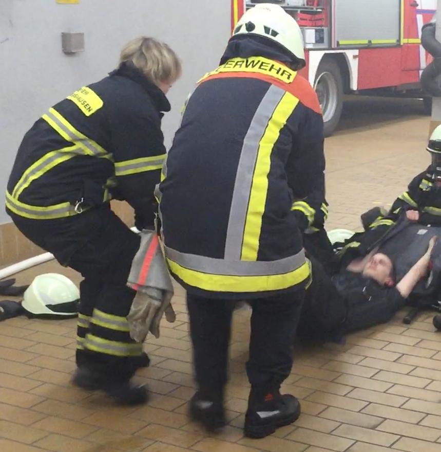 Freiwillige Feuerwehr Stadt Obertshausen Fireﬁghter Down: CPR (Cardiopulmonary Resuscita?on) Reanima?on eines verunfallten Atemschutzgeräteträgers SchriF 9 Re?er 3 und Re?er 4 Re?