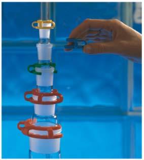 Die Glasoberfläche wird beim Aufsetzen im Gegensatz zu herkömmlichen Drahtklemmen nicht verletzt. Das erhöht die Sicherheit im Labor.