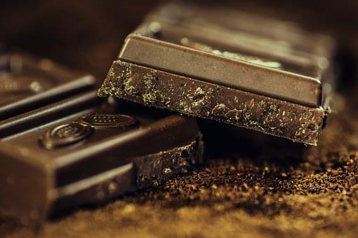 Dunkle Schokolade Bei dunkler Schokolade ist die Rede von mindesten 70 % im Kakao-Anteil. Der Grund: Diese beinhalten kaum beziehungsweise keinen Zucker, aber dafür viele Flavonoide und Koffein.