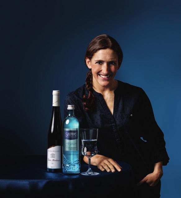 In bester Gesellschaft Original SELTERS empfohlen als idealer Weinbegleiter Zumeinem2013er TerraMontosa, Steillagenriesling, empfehleichoriginalseltersmedium.