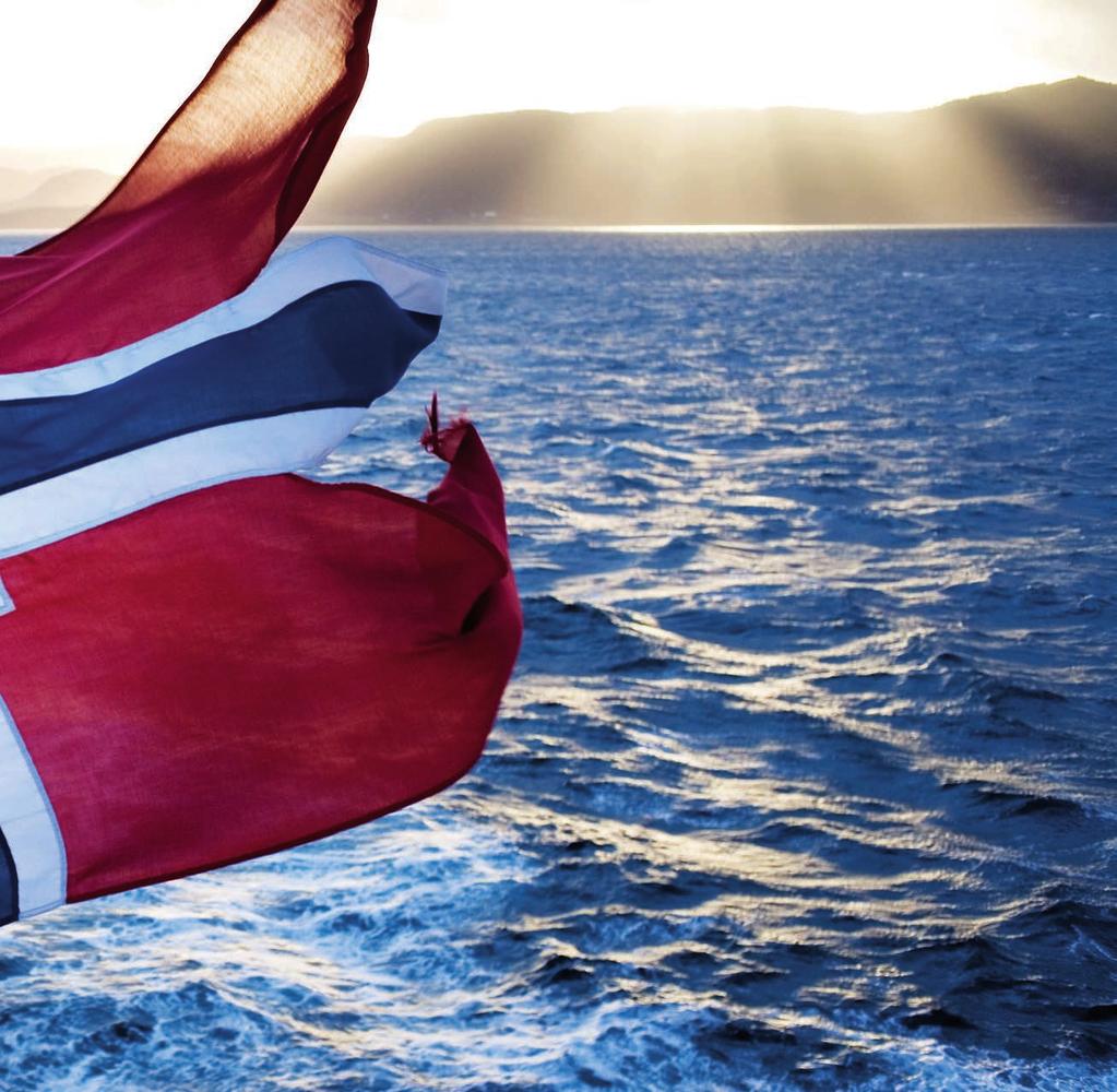 Das Post-Symbol schmückt die norwegische Flagge am Heck eines jeden Hurtigruten-Schiffes und verweist auf die traditionelle Rolle, die die