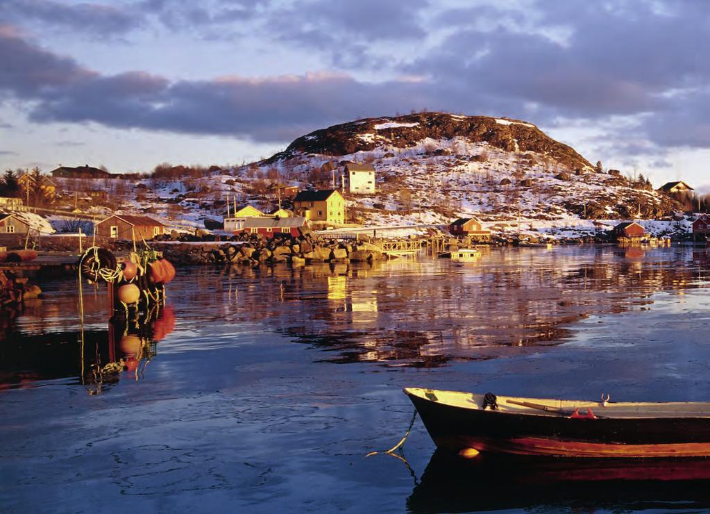 INHALT Oben: Der kleine Fischereihafen Moskenes auf der Lofoteninsel Moskenesøya zeigt sich zu Winterbeginn weiß gezuckert im Licht der tief stehenden Sonne.