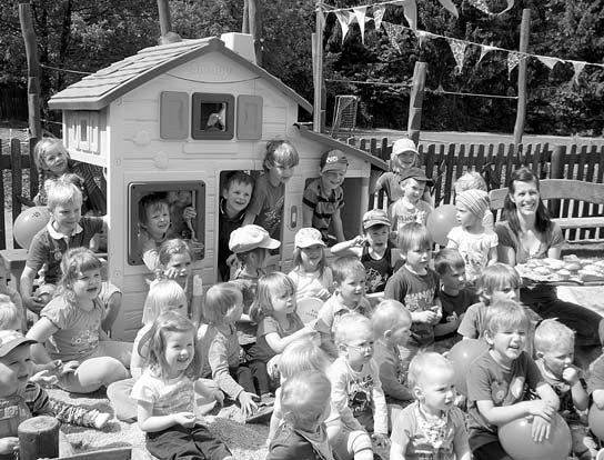 Ein besonderer Höhepunkt war das Aufstellen eines neuen Spielhauses im Garten, das von den Kindern mit Begeisterung und Freude aufgenommen wurde.