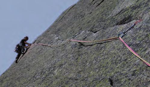 Alpines Klettern Kursinhalte: Hier wollen wir die alpine Variante des Kletterns vermitteln: das Klettern alpiner Mehrseillängenrouten in Seilschaften, mit wechselnder Felsqualität, Verwendung mobiler