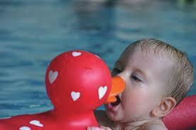 Babyschwimmen - für Babys von 3-24 Monaten Die Bewegung im warmen Wasser (34 C) fördert die motorische Entwicklung Ihres Kindes und dient der Wassergewöhnung.