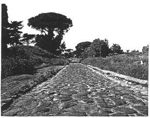 Die römischen Straßen wurden so stabil gebaut, dass man einige von ihnen auch heute noch, also ungefähr 2 000 Jahre später, benutzen kann. Auf dem Foto siehst du eine solche Straße.