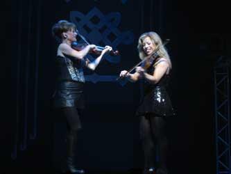 Was war der denkwürdigste Moment mit LotD? Es ist wahrscheinlich meine Premiere bei der Show als Fiddler, zusammen mit Tricia Hutton.