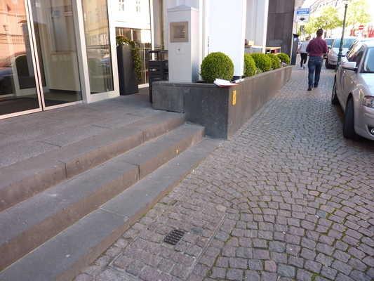 Umgehung der Stufen vor der Eingangstür Weg auf der Terrasse zum Eingang Einbiegung auf die Terrasse Bürgersteig vor den Stufen, mit Steigung Breite des Weges: 150 cm Länge des Weges: 12 m